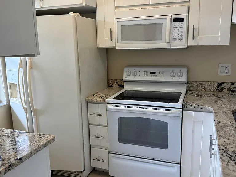 9921 Three Lakes Cir #9921 — Photo 6