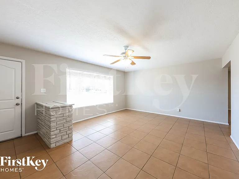 5702 N 19th Dr — Photo 4