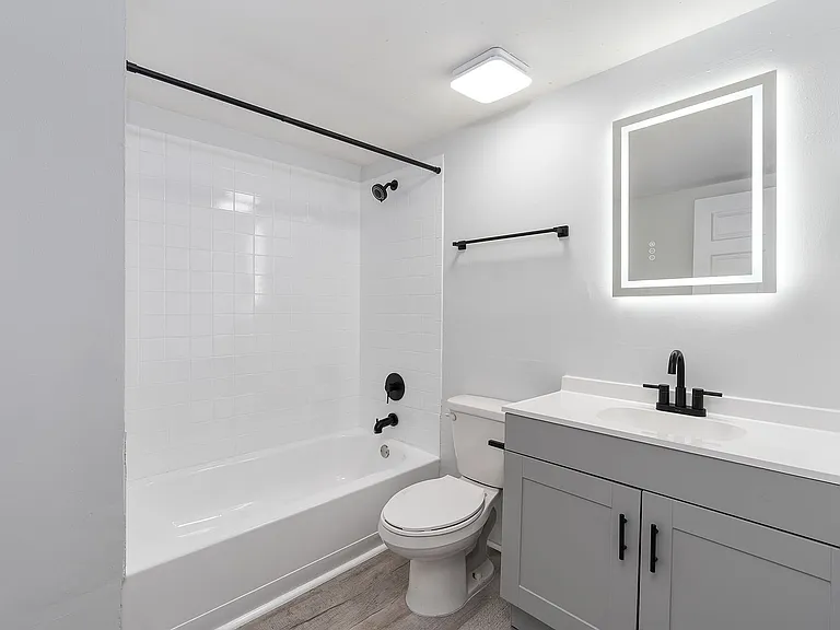 Bathroom 1 (Web Quality) - Vista Shores