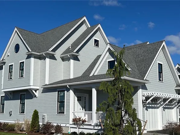 100 E Point Dr E, Rumford, RI 02916