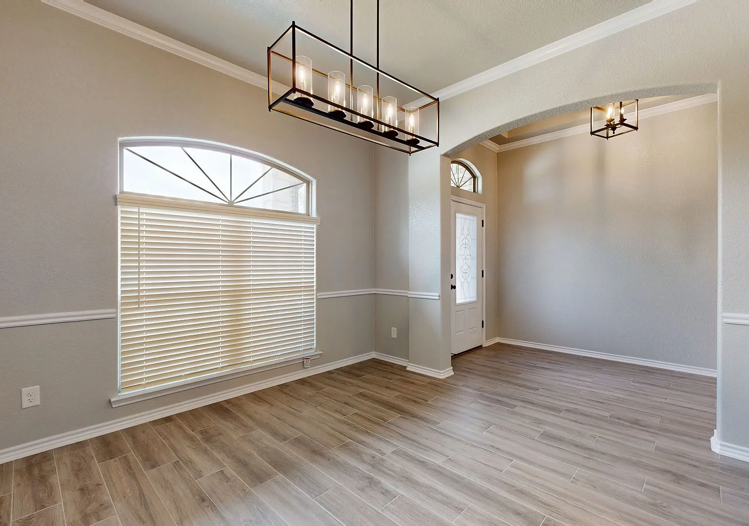Gorgeous 4 bedroom 3 Bath 3 car garage gem in Heritage Oaks — Photo 4