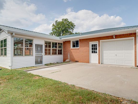 3rd image of 102 Maple Dr