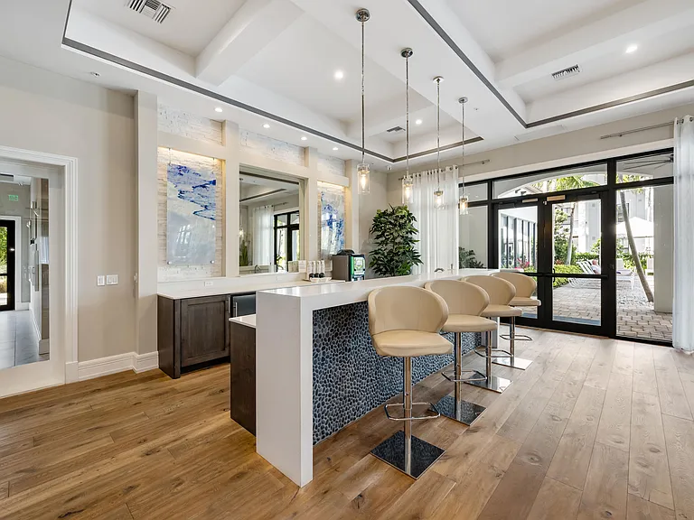 10X Addison Place — Photo 10