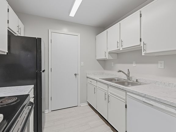4th image of 400 Moody Dr #28