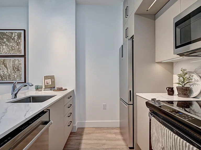 415 Duke St W — Photo 11