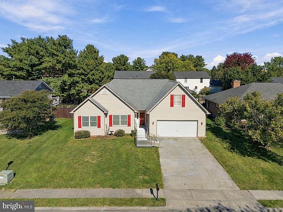 2nd image of 318 Stonehenge Rd