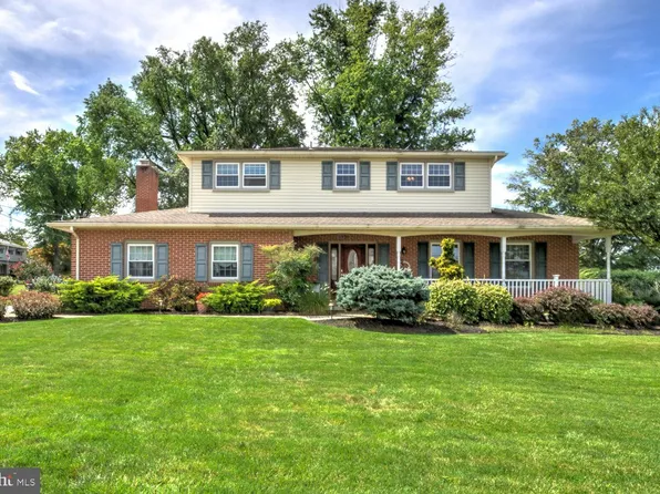 1920 Andover Dr, Dover, PA 17315