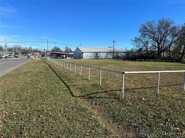 806 E 13th St, Okmulgee, OK 74447