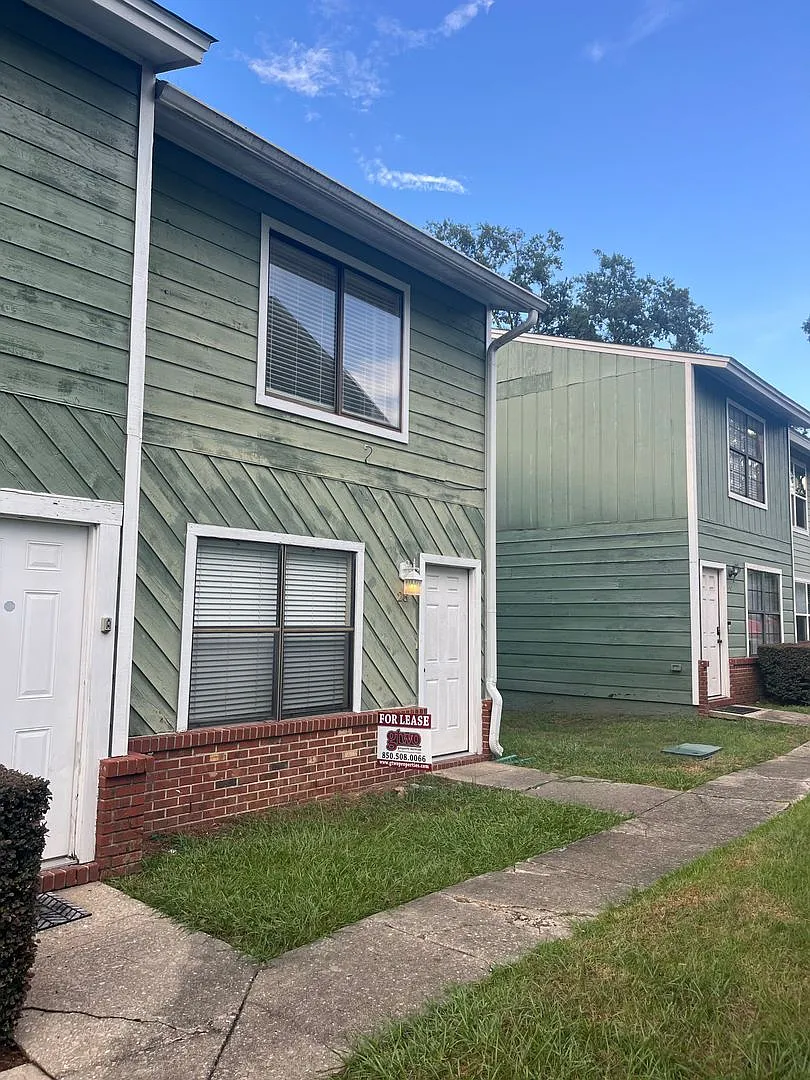 Large 2/1.5 Townhouse Minutes From FSU...Available August 20, 2026. — Photo 2