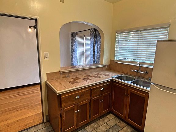 5th image of 455 Dawson Ave #3
