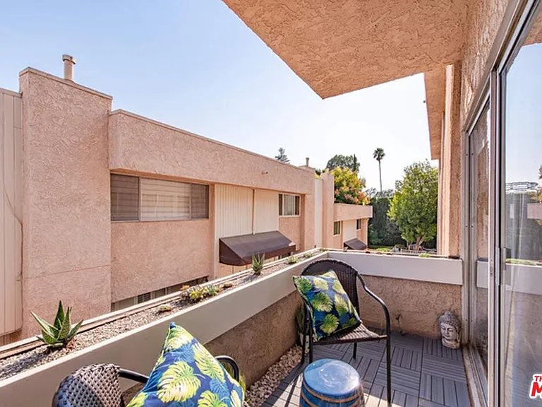 5139 Balboa Blvd #203 — Photo 4