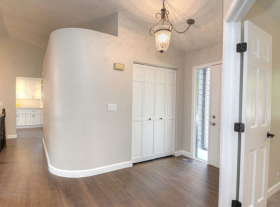 4th image of 102 Oakhill Ct