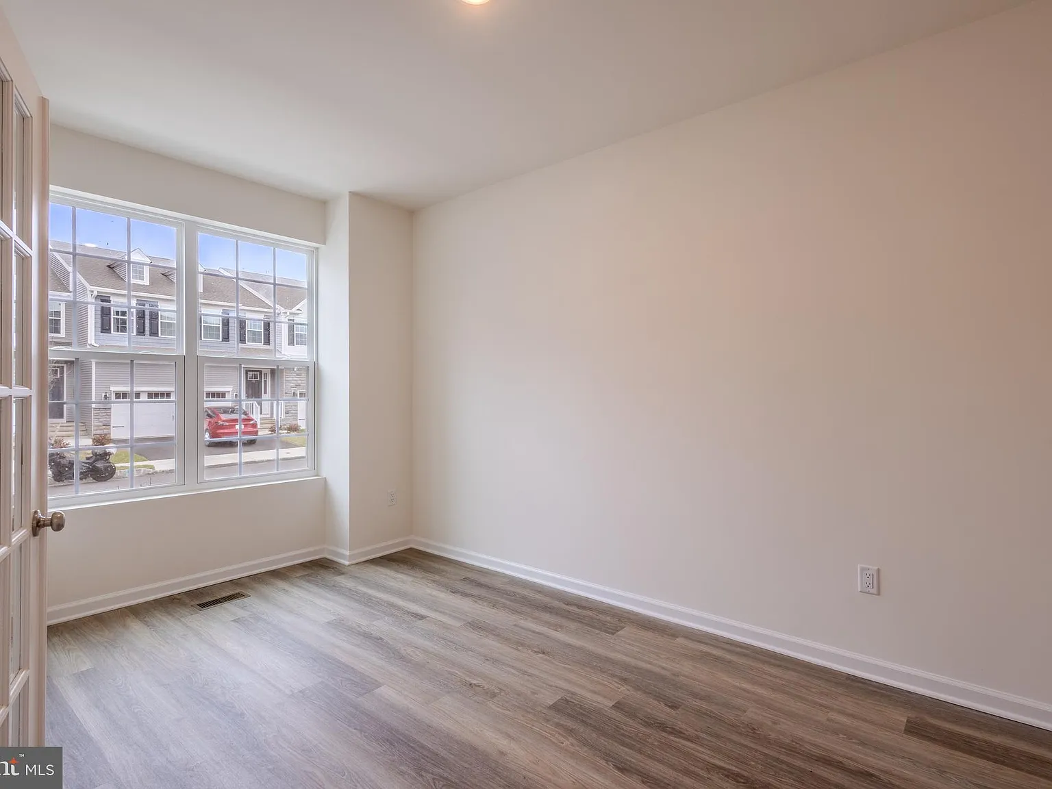 3 bed, 2261 sqft, $4,200 — Photo 4