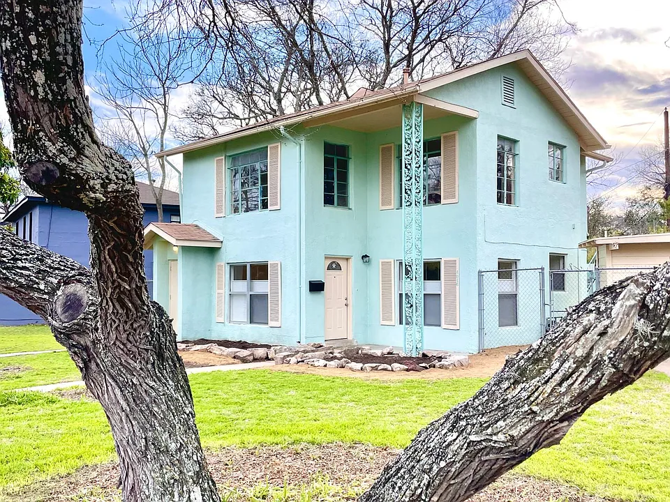 Welcome to 4016 Maplewood Dr, Apt A.