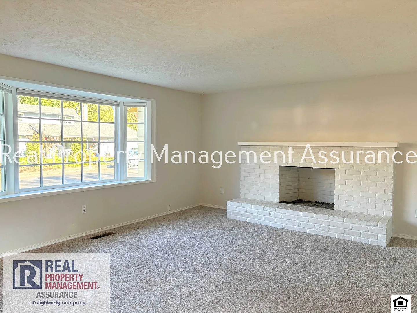 Comfortable 4BD Aloha Home with AC, Fireplace & 2-Car Garage — Photo 2