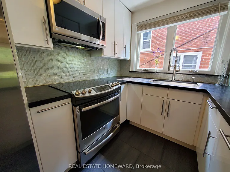 21 Love Cres #MAIN FLOOR — Photo 4