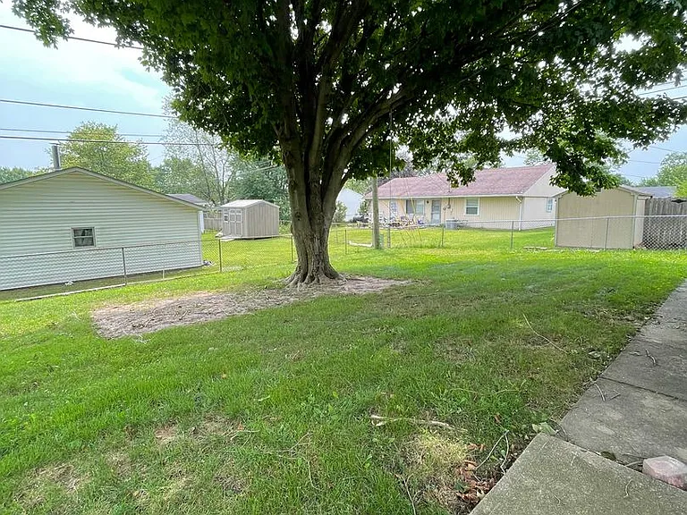 2105 Brady Ln — Photo 17