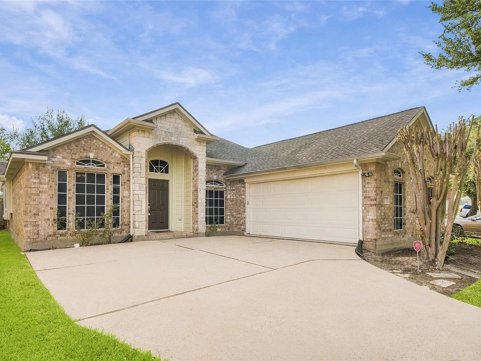 4 bed, 2.0 bath, 2026 sqft, $2,150 — Photo 2