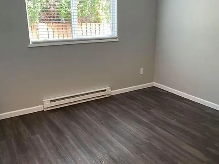 490 River Ave — Photo 5