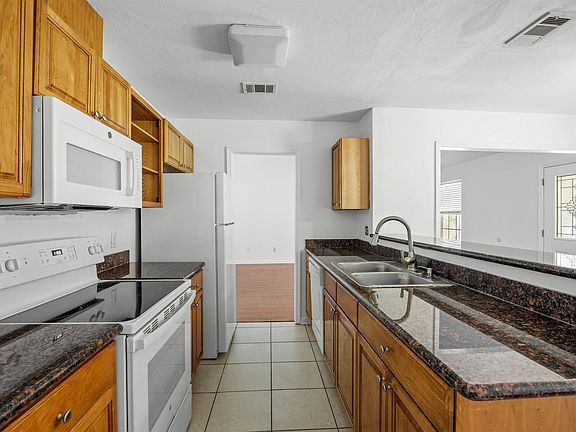 3rd image of 3121 Huttersfield Cir