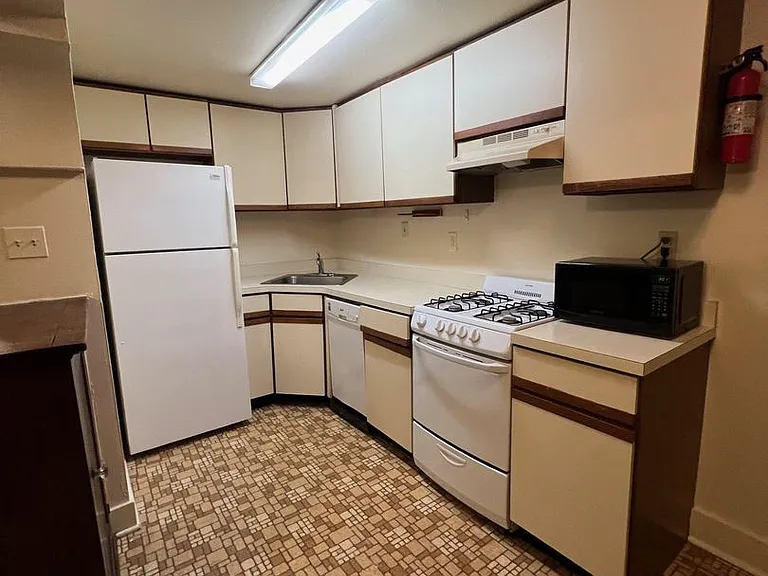 426 Packard St — Photo 1