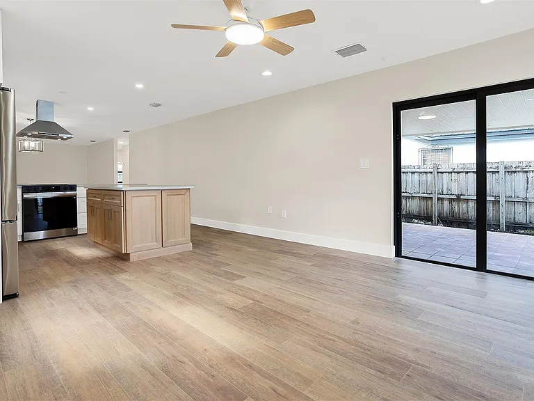 391 NW 58th Ave — Photo 18