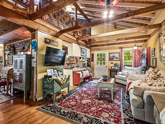 4th image of 3410 Regent Ln
