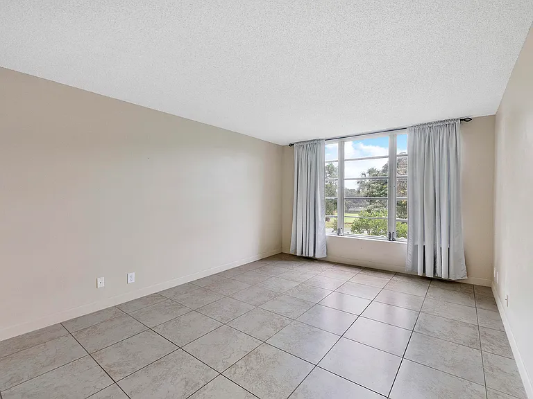 3900 Oaks Clubhouse Dr #411 — Photo 8