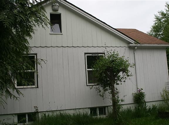 side of house coming up driveway