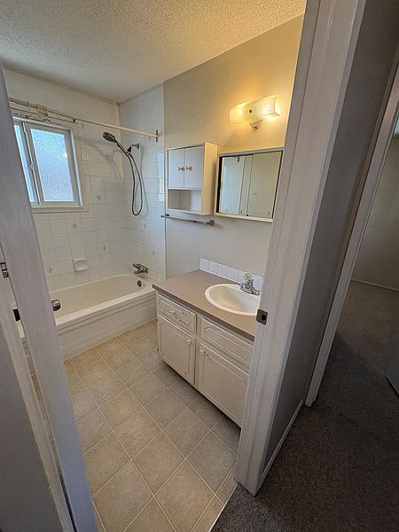 Calgary Townhouse for rent - 3 Bedrooms — photo 2