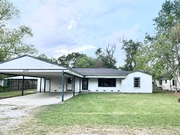 307 E Walnut Ave, Winnie, TX 77665