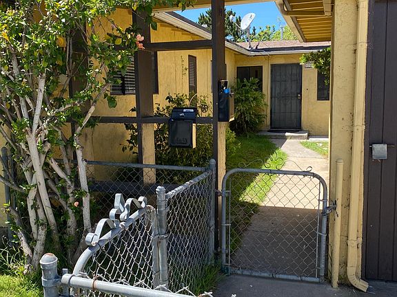 Entrance to the front door. Extra privacy.