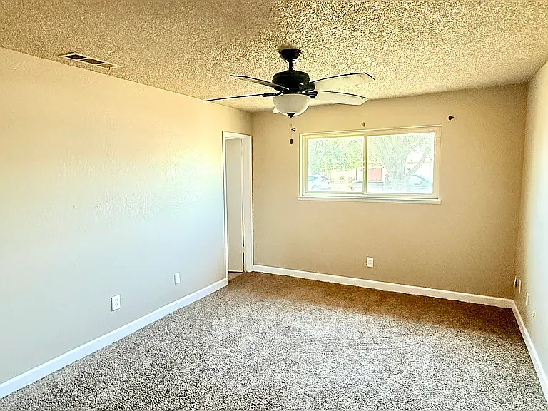 3 bed, 1284 sqft, $1,995 — Photo 4