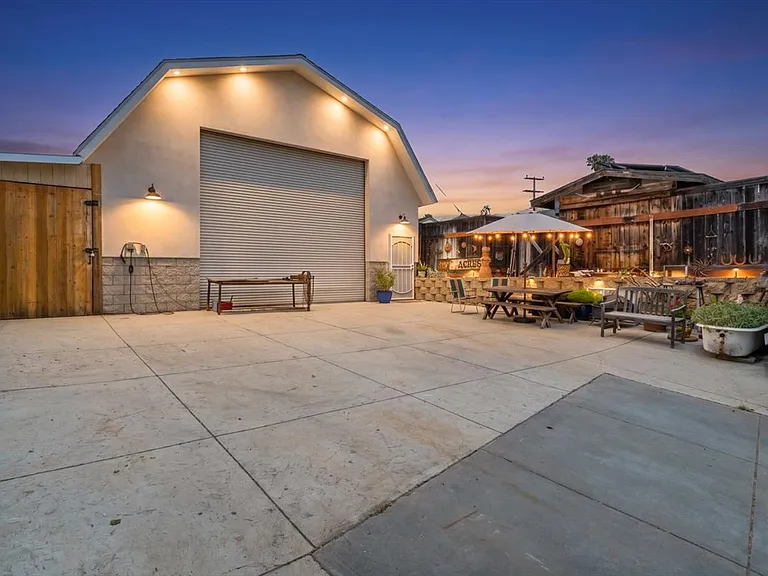 2102 Deerpark Dr — Photo 2