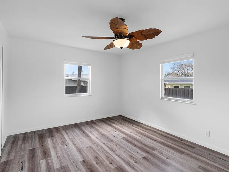 2331 NE 15th Ct — Photo 11