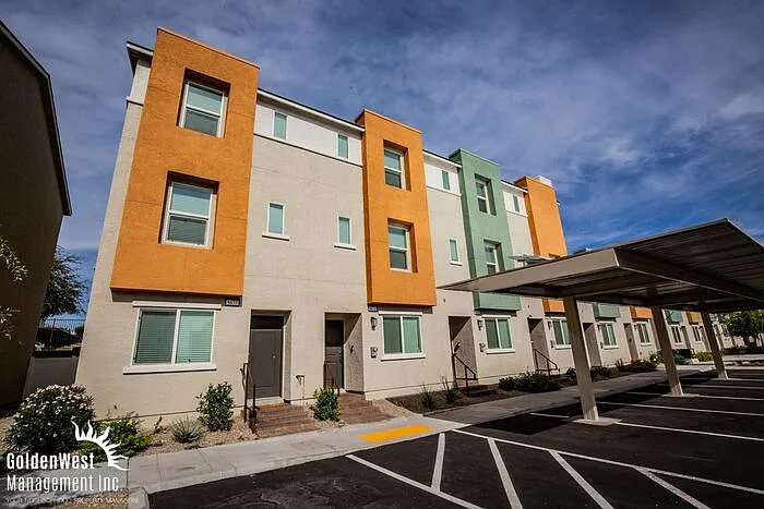 3 bed, 2.0 bath, 1716 sqft, $2,250 — Photo 1