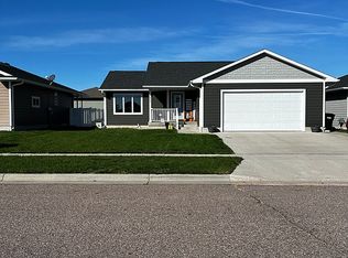 1402 Augustine Dr, Yankton, SD 57078