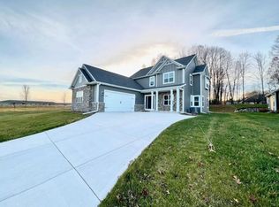 1529 Red Oak Dr, Hartford, WI 53027