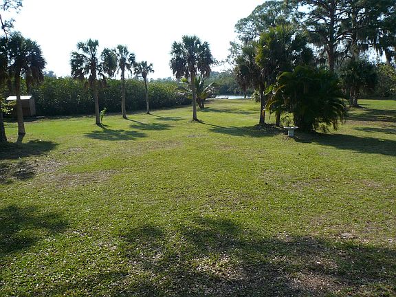LARGE BACK YARD
