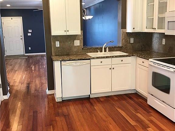 3rd image of 16400 Rollingbrook Dr