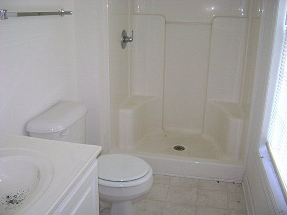 4th image of 40 Dumot Ct