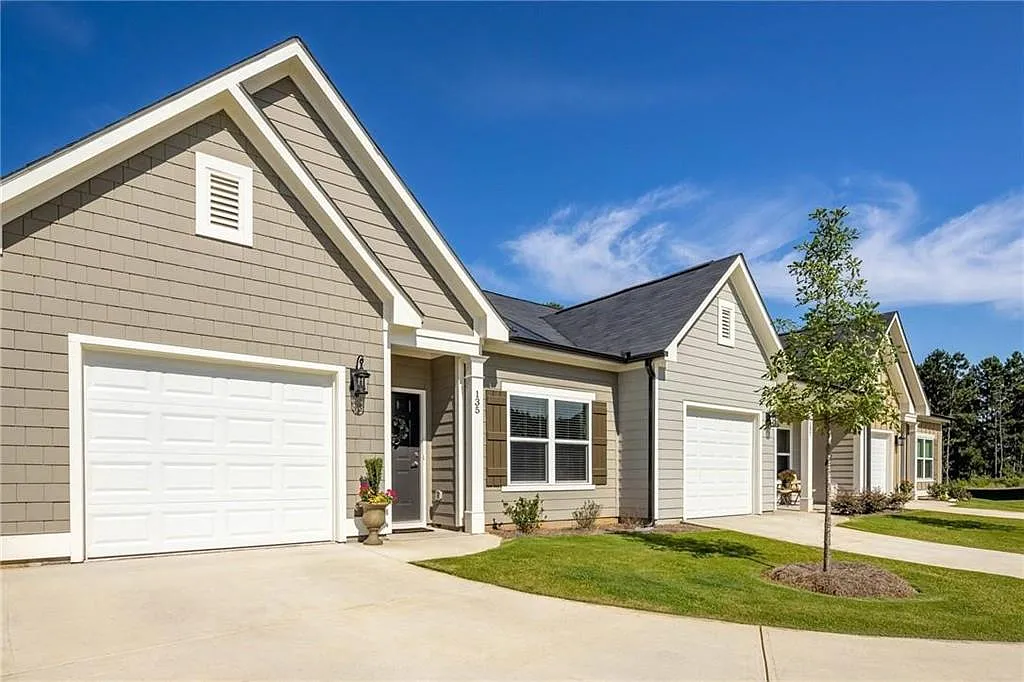 3 bed, 2.5 bath, 1411 sqft, $2,399 — Photo 2