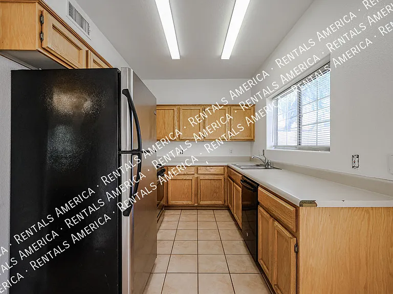 1022 W Westchester Ave — Photo 11