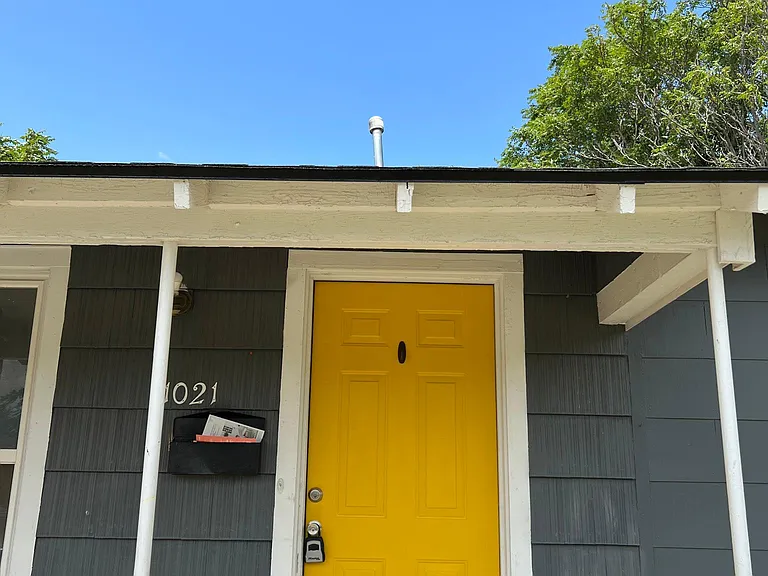 1021 Holly Ln — Photo 2