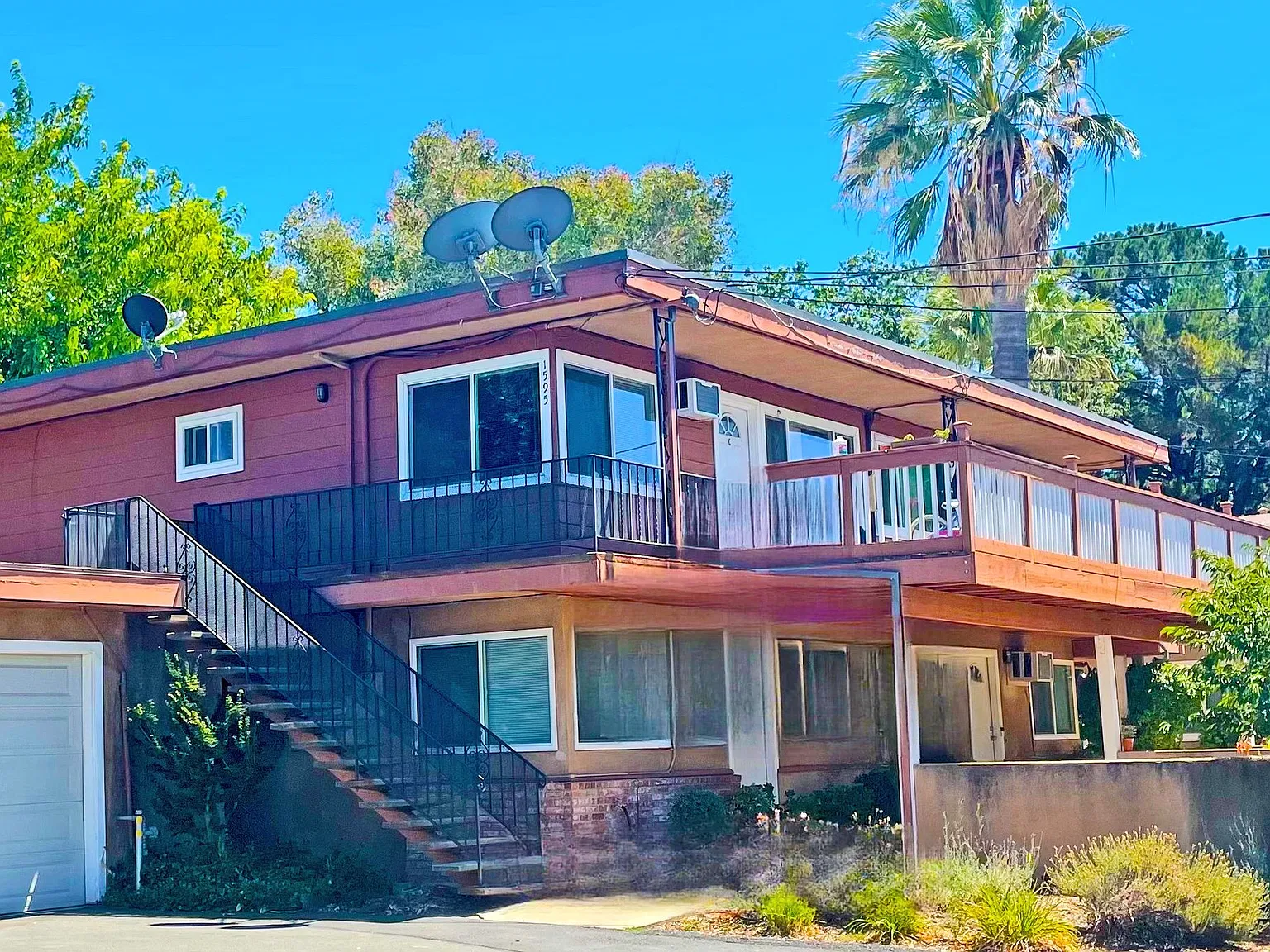 Upstairs 2 Bedroom/1 Bath Apartment in Charming and Well Maintained Four-Plex — Photo 1