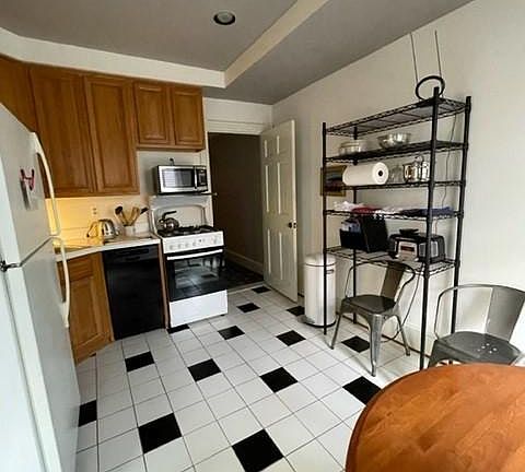 Kitchen, gas stove, microwave, d/w, refrigerator
