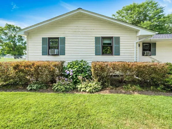 655 W Davison Lake Rd, Oxford, MI 48371