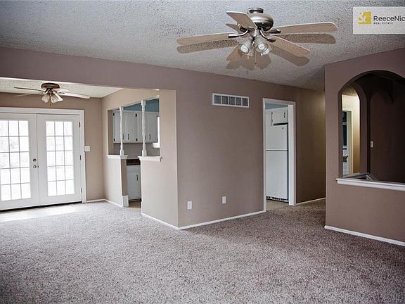 4th image of 125 SE Castlerock Dr