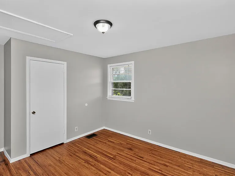 261 Eisenhower Dr — Photo 21