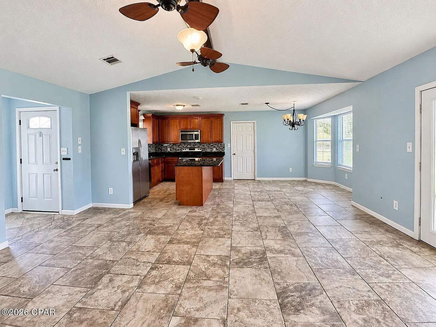 3 bed, 4.0 bath, 1982 sqft, $1,900 — Photo 2